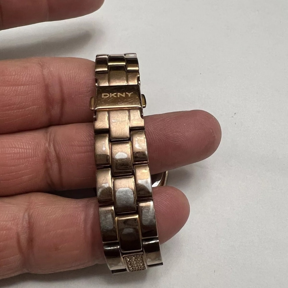 DKNY Rose Gold model  NY8399 new battery keeps time date accurate - Picture 3 of 12